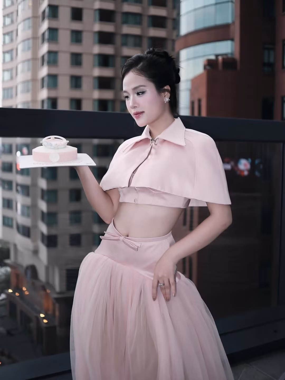 Mới đây, Huyền My – được cộng đồng mạng quen gọi với biệt danh “cô chủ tiệm nail” – đã khiến nhiều người không khỏi trầm trồ khi tung bộ ảnh mới nhân dịp bước sang tuổi 30.