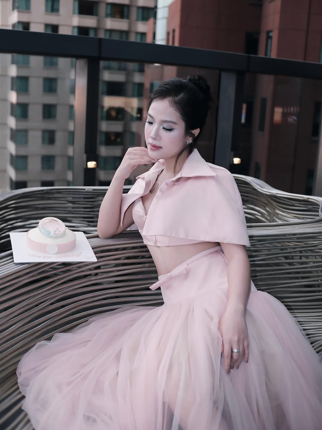 Trong loạt ảnh, Huyền My lựa chọn thiết kế váy tông hồng pastel nhẹ nhàng nhưng tinh tế. Trang phục có phom dáng gọn gàng, giúp tôn lên vòng eo săn chắc và vóc dáng cân đối.