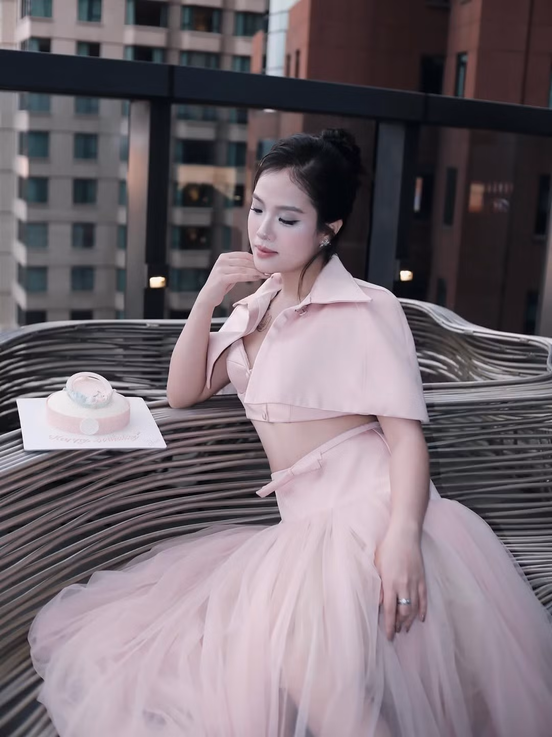 Trong loạt ảnh, Huyền My lựa chọn thiết kế váy tông hồng pastel nhẹ nhàng nhưng tinh tế. Trang phục có phom dáng gọn gàng, giúp tôn lên vòng eo săn chắc và vóc dáng cân đối.