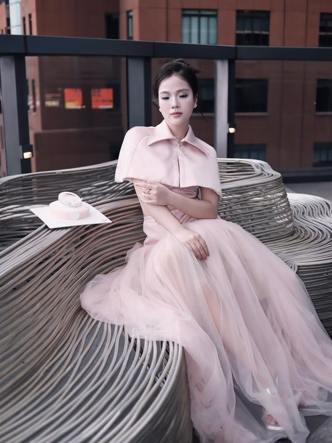 Điểm nhấn của bộ ảnh nằm ở thần thái tự tin, đĩnh đạc – vẻ đẹp của một người phụ nữ trưởng thành, viên mãn cả về sự nghiệp lẫn cuộc sống gia đình của Huyền My.