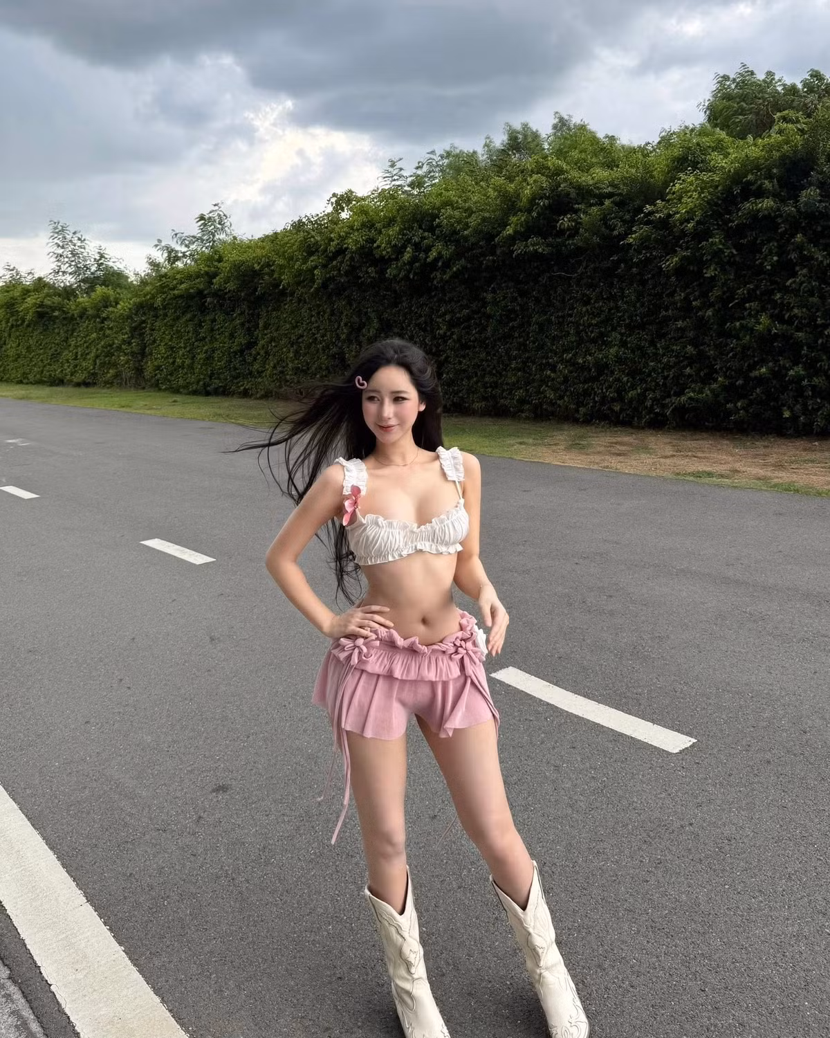 Giữa thời đại mà mạng xã hội đầy rẫy những "hot girl một mùa", Uyên Ni lại tạo được phong cách nhận diện riêng: Táo bạo, cuốn hút, nhưng không rẻ tiền. Mỗi outfit của cô như khẳng định cô cũng như nhiều cô gái khác, đều yêu cơ thể của chính mình.