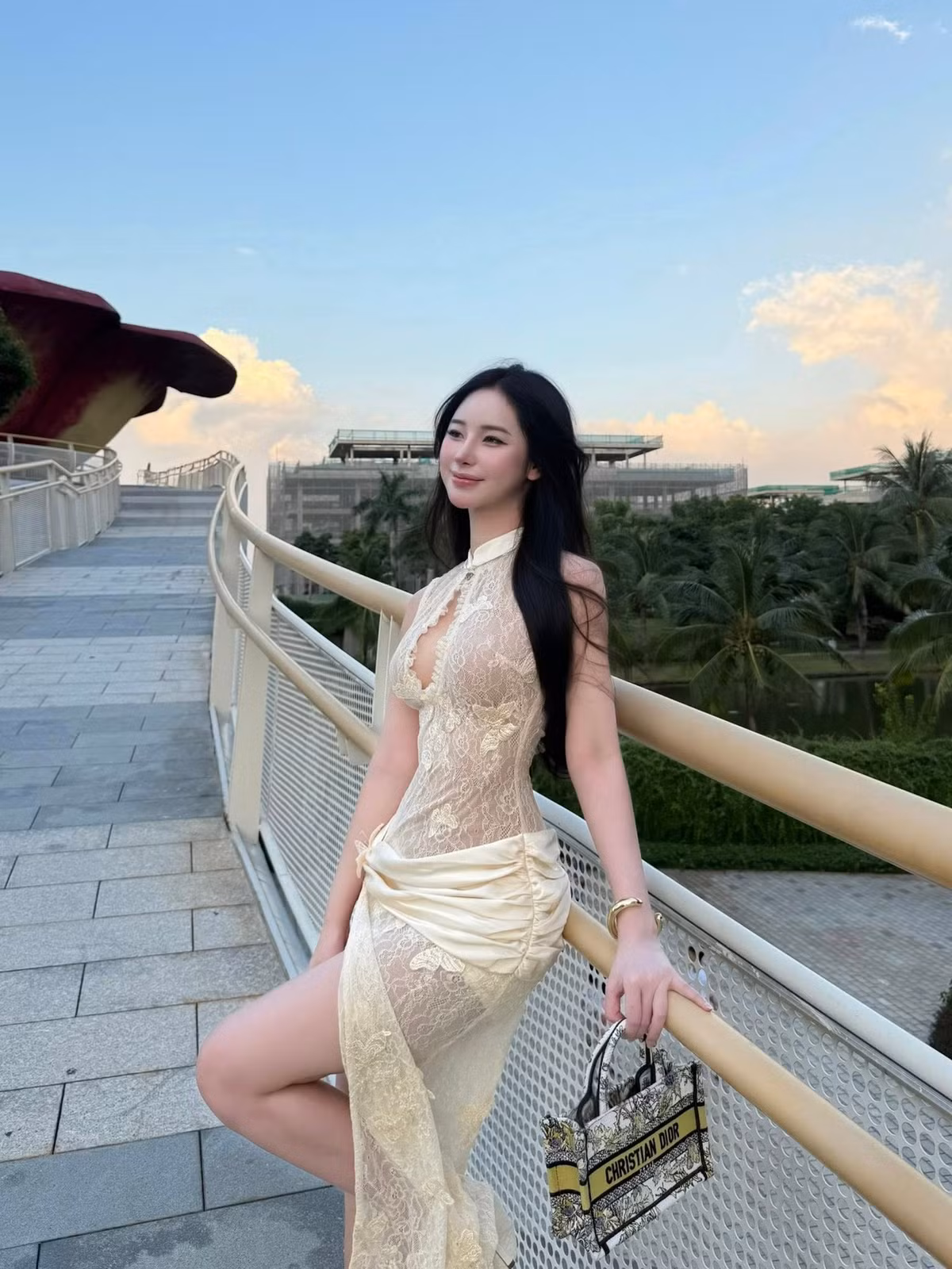 Mỗi concept đều được đầu tư bối cảnh, ánh sáng và cách tạo dáng khác biệt, kèm theo lời giới thiệu "người sáng tạo nội dung số", có thể thấy Uyên Ni không chỉ đăng ảnh cho vui mà đang thật sự xây dựng hình ảnh cá nhân như một KOL trong ngành thời trang Việt.