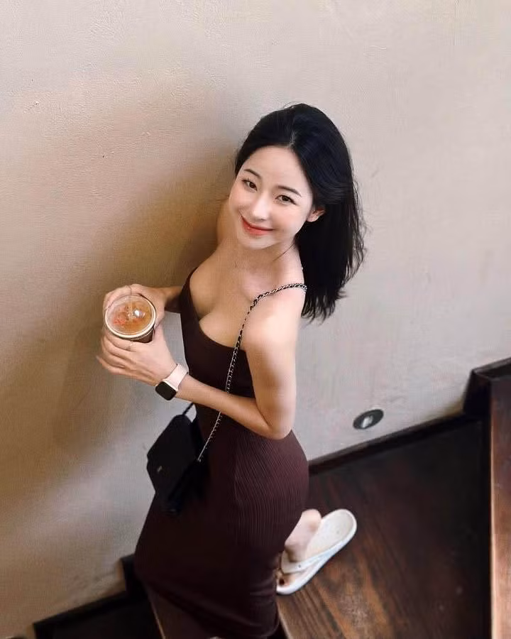 Không ít người nhận xét rằng, mỗi lần Uyên Ni đăng ảnh, Instagram như tăng thêm vài độ nhiệt. Dù chỉ là pose nhẹ bên hồ bơi, hay tựa cửa sổ trong ánh nắng, cô đều khiến người xem "đứng hình" vài giây vì ánh nhìn quá hút.