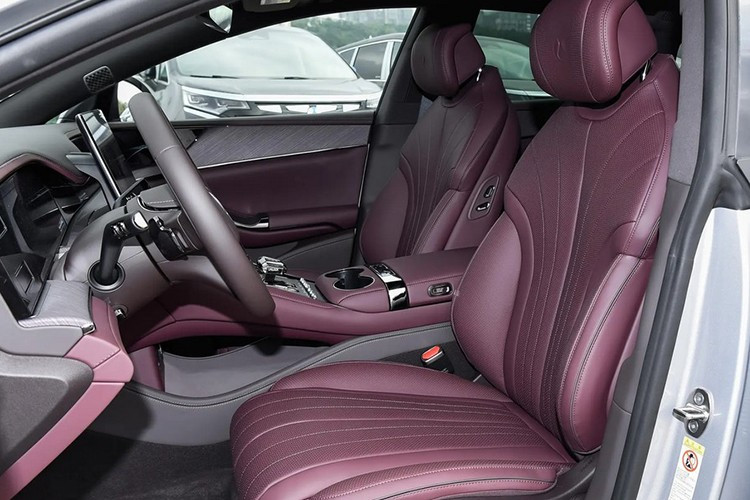Không gian cabin được phối màu hồng-be chủ đạo, mang lại cảm giác sang trọng. Màn hình kỹ thuật số được bố trí dày đặc theo xu hướng công nghệ hóa nội thất đang phổ biến trong ngành xe Trung Quốc.