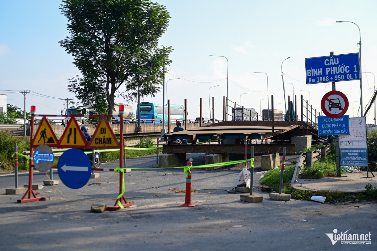 View - Dựng cầu sắt tạm để nâng cầu Bình Phước 1 cao thêm 1,25m | Báo Tri thức và Cuộc sống - TIN TỨC PHỔ BIẾN KIẾN THỨC 24H