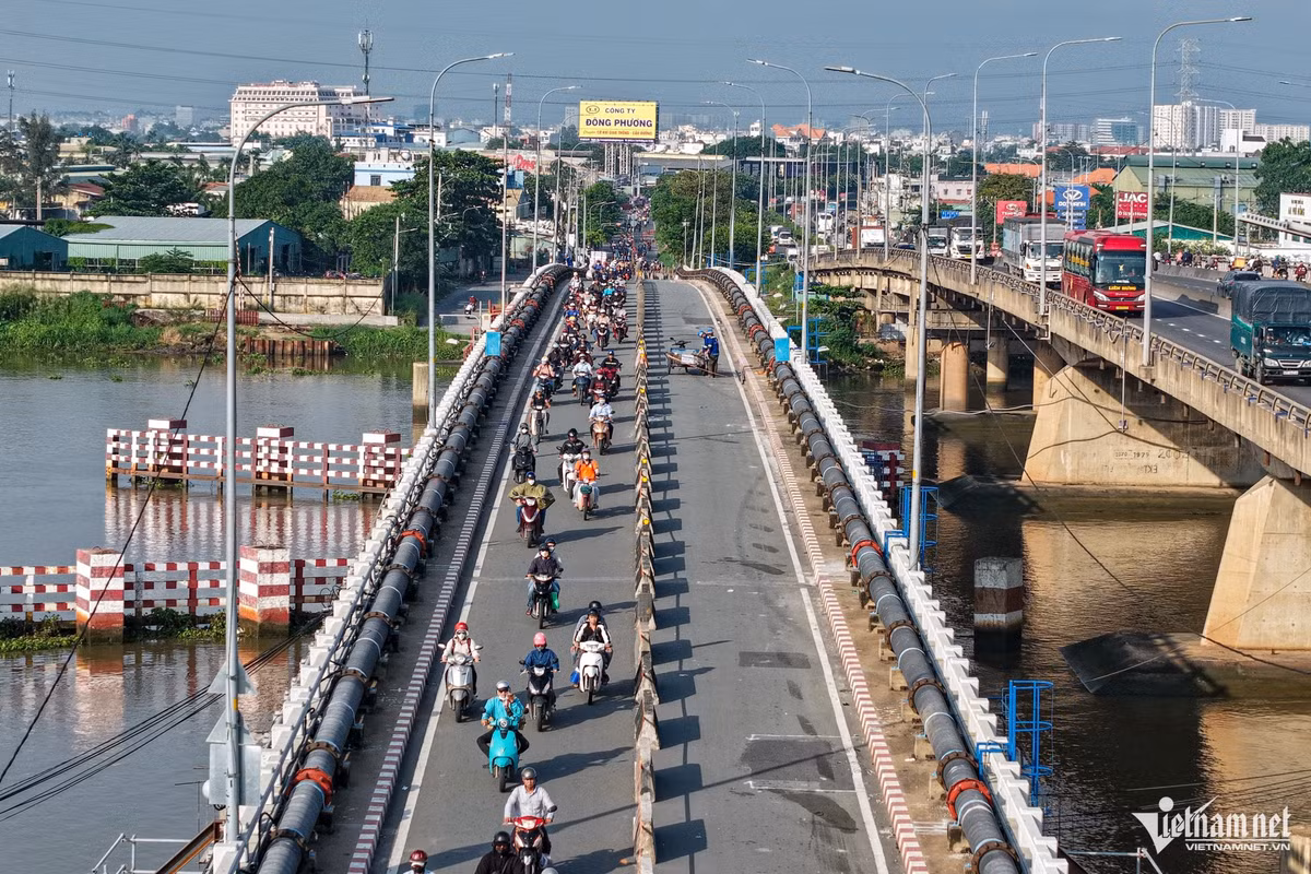 Cùng với Bình Phước 1, cầu Bình Triệu 1 trên quốc lộ 13 vừa hoàn thành nâng thêm 1,08m với tổng vốn hơn 133 tỷ đồng, chiều dài thi công hơn 770 m. Việc nâng tĩnh không hai cây cầu cửa ngõ sẽ không thay đổi cấu trúc mặt cắt ngang hay tải trọng thiết kế, nhưng giúp tàu thuyền lớn lưu thông thuận tiện hơn trên sông Sài Gòn, giảm tải cho đường bộ và tăng kết nối giao thông liên vùng.
