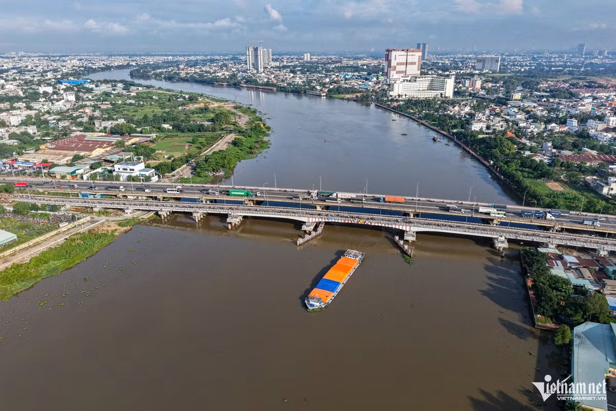 Cầu Bình Phước 1 dài gần 480m, rộng hơn 11m, nối phường An Phú Đông với phường Hiệp Bình được đưa vào sử dụng từ năm 2003. Hiện tĩnh không của cầu khoảng 6m, thấp hơn quy chuẩn. Tháng 8/2022, cầu từng bị tàu va chạm gây hư hỏng dầm chính.