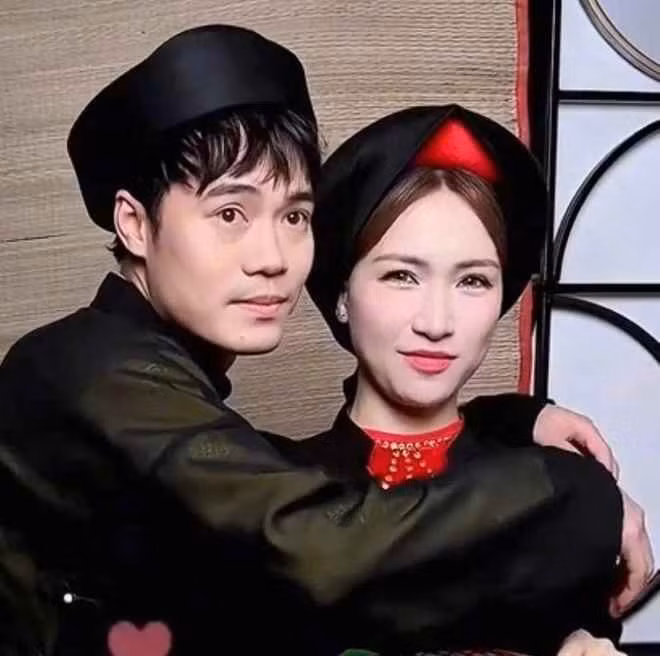 Trong một buổi livestream bán hàng, Văn Toàn từng thẳng thắn tiết lộ rằng Hòa Minzy đã vay anh tới 4 tỷ đồng để đầu tư cho một MV ca nhạc, và hiện tại cô vẫn còn nợ khoảng 750 triệu đồng.