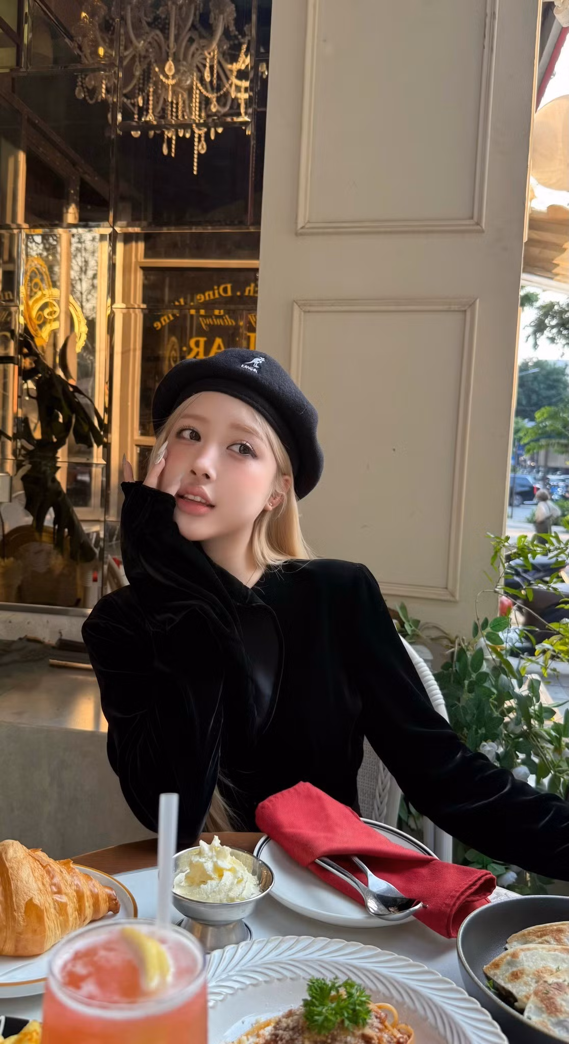 Trước những ý kiến trái chiều, TikToker Lê Huyền Diệu cho biết cô hoàn toàn hiểu phản ứng của dư luận. Tuy nhiên, bản thân cô chỉ xem những lần diện phong cách giống Rosé là cách để “cheap moment” với idol – cụm từ thường được fan dùng để chỉ khoảnh khắc mong muốn giống hoặc kết nối hơn với người mình yêu mến.