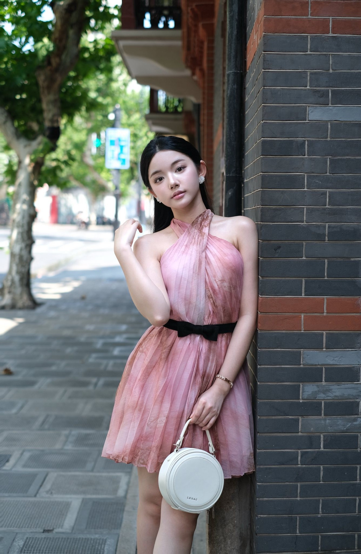 Thời gian gần đây, Quỳnh Trương không còn xuất hiện dày đặc với các clip ăn uống như trước. Trên trang cá nhân, nữ TikToker sinh năm Ngọ chia sẻ nhiều hơn về cuộc sống đời thường, công việc, cũng như những khoảnh khắc giản dị bên gia đình. Nội dung vì thế cũng đa dạng hơn, từ vlog sinh hoạt, làm đẹp đến những câu chuyện gần gũi của một người trẻ xa quê lập nghiệp.