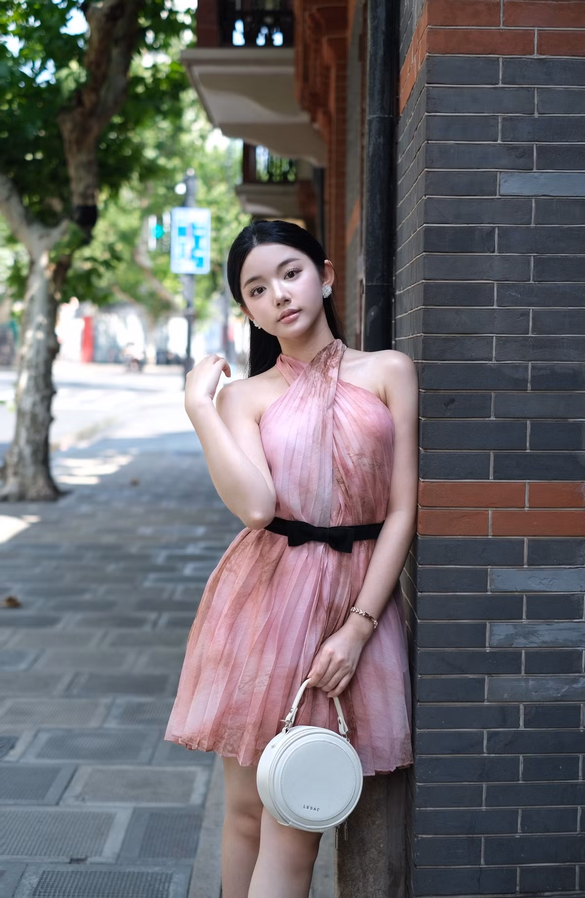 Thời gian gần đây, Quỳnh Trương không còn xuất hiện dày đặc với các clip ăn uống như trước. Trên trang cá nhân, nữ TikToker sinh năm Ngọ chia sẻ nhiều hơn về cuộc sống đời thường, công việc, cũng như những khoảnh khắc giản dị bên gia đình. Nội dung vì thế cũng đa dạng hơn, từ vlog sinh hoạt, làm đẹp đến những câu chuyện gần gũi của một người trẻ xa quê lập nghiệp.