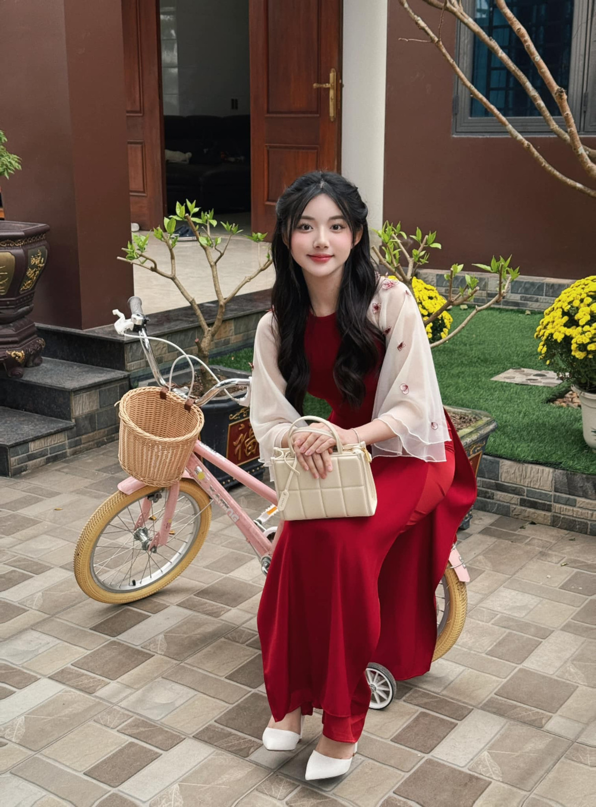 Sự thay đổi này được xem là dấu hiệu cho thấy Quỳnh Trương đang nỗ lực thoát khỏi hình ảnh “hiện tượng mukbang”, hướng tới việc xây dựng thương hiệu cá nhân bền vững hơn trên mạng xã hội.