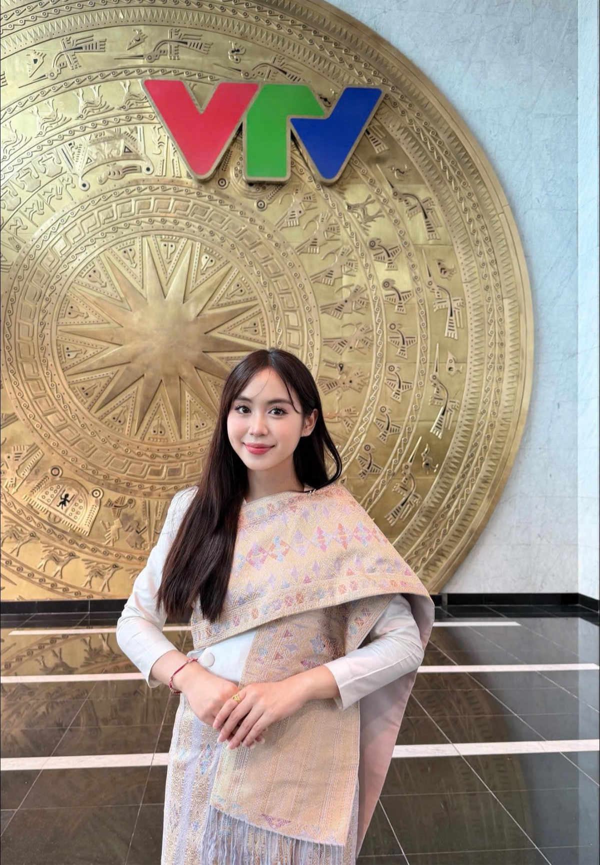 Xuất hiện tại Lễ kỷ niệm 50 năm Quốc khánh nước Lào, Maysaa không chỉ toả sáng bởi vẻ đẹp cuốn hút mà còn lan tỏa tinh thần trẻ trung, tích cực của một cô gái luôn hướng về tri thức và trải nghiệm. Với tình yêu đặc biệt dành cho Việt Nam cùng niềm đam mê sáng tạo của mình, Maysaa hứa hẹn sẽ tiếp tục là gương mặt truyền cảm hứng cho nhiều bạn trẻ ở cả hai quốc gia.