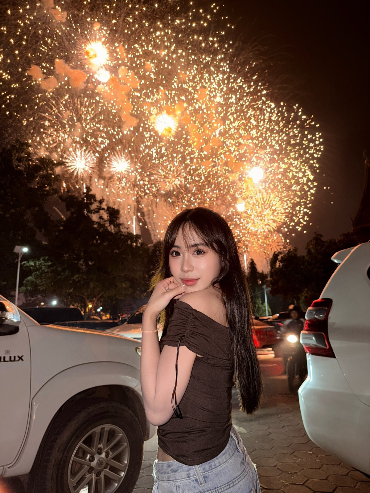 Xuất hiện giữa dòng người dự Lễ kỷ niệm 50 năm Quốc khánh nước Lào, Maysaa nổi bật với mái tóc dài óng mượt, làn da trắng mịn và nụ cười tươi tắn khiến ai cũng phải ngoái nhìn.