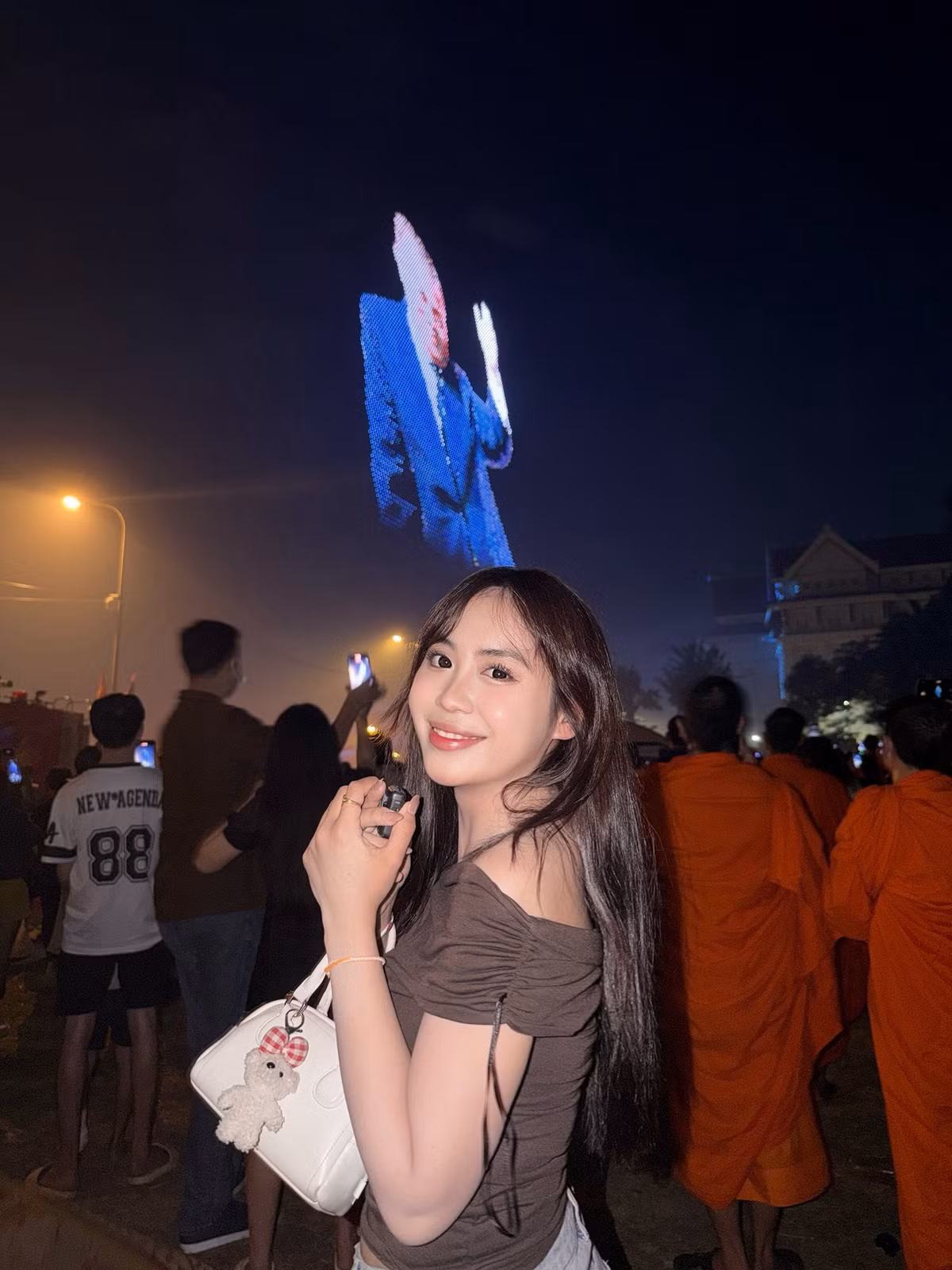 Trong những bức ảnh ghi lại khoảnh khắc tại sự kiện, Maysaa diện áo trễ vai màu nâu đơn giản kết hợp cùng quần jeans, tạo nên vẻ đẹp vừa trẻ trung vừa nữ tính. Mái tóc đen dài thẳng mượt buông tự nhiên tôn lên khuôn mặt thanh tú với đôi mắt sáng, sống mũi cao và bờ môi hồng hài hòa.