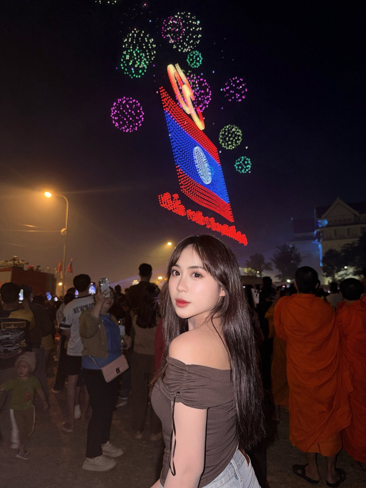 Dù đứng giữa đám đông, Maysaa vẫn nổi bật nhờ vẻ đẹp trong trẻo, thuần khiết cùng nụ cười nhẹ khiến người xem cảm nhận được sự thân thiện và năng lượng tích cực.