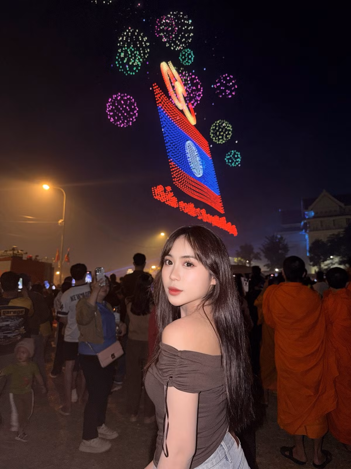 Dù đứng giữa đám đông, Maysaa vẫn nổi bật nhờ vẻ đẹp trong trẻo, thuần khiết cùng nụ cười nhẹ khiến người xem cảm nhận được sự thân thiện và năng lượng tích cực.