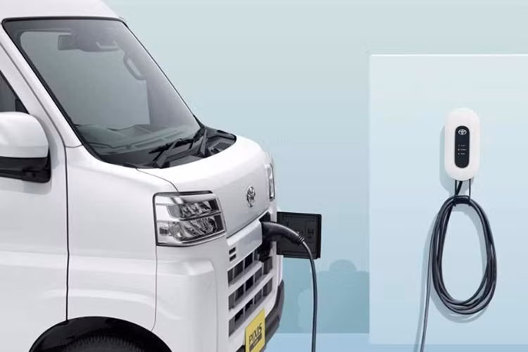 Đặc biệt, chiều cao sàn xe tải điện này chỉ ở mức 630mm, một thông số lý tưởng giúp việc bốc dỡ hàng hóa trở nên thuận tiện và nhanh chóng hơn trong điều kiện thực tế của các đơn vị dịch vụ giao hàng.