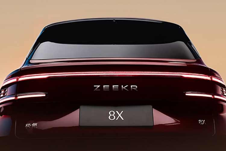 Trong khi đó, các hình ảnh của phiên bản thể thao cho thấy sự khác biệt rõ rệt với lưới tản nhiệt màu đen, mâm xe sơn đen, cùm phanh màu cam, cánh gió kéo dài từ nóc xe, bộ khuếch tán gió phía sau lớn hơn và cản sau tích hợp các miếng phản quang đỏ cỡ lớn.