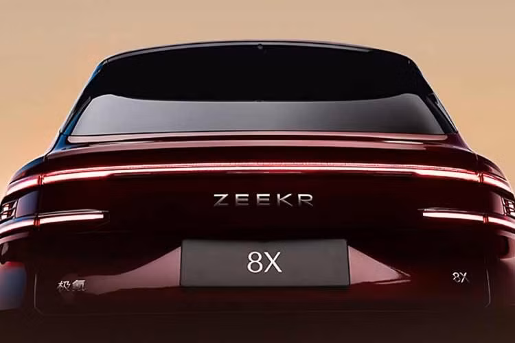 Trong khi đó, các hình ảnh của phiên bản thể thao cho thấy sự khác biệt rõ rệt với lưới tản nhiệt màu đen, mâm xe sơn đen, cùm phanh màu cam, cánh gió kéo dài từ nóc xe, bộ khuếch tán gió phía sau lớn hơn và cản sau tích hợp các miếng phản quang đỏ cỡ lớn.