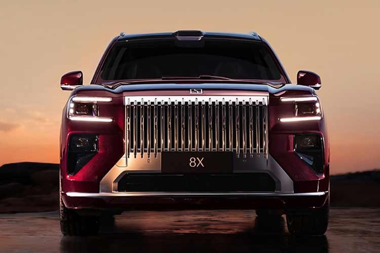 Ở phiên bản tiêu chuẩn, mẫu xe SUV Zeekr 8X mang nhiều nét thiết kế gợi nhớ đến đàn anh 9X, nổi bật với lưới tản nhiệt mạ chrome phong cách Rolls-Royce (Rolls-Royce), cụm đèn trước tạo hình “càng cua” và cản trước hầm hố.