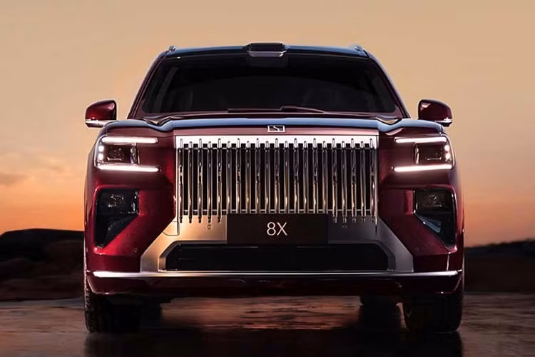 Ở phiên bản tiêu chuẩn, mẫu xe SUV Zeekr 8X mang nhiều nét thiết kế gợi nhớ đến đàn anh 9X, nổi bật với lưới tản nhiệt mạ chrome phong cách Rolls-Royce (Rolls-Royce), cụm đèn trước tạo hình “càng cua” và cản trước hầm hố.