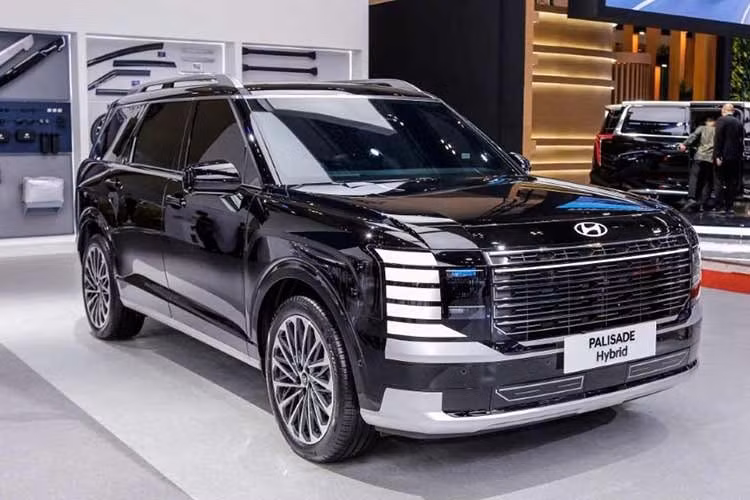 Dữ liệu do Hyundai Motor Company công bố cho thấy Palisade đã lập kỷ lục doanh số mới trên toàn cầu với 211.215 xe được bán ra, đánh dấu mức tiêu thụ cao nhất theo năm kể từ khi mẫu xe này xuất hiện. So với năm 2024 khi Palisade đạt doanh số 165.745 xe, lượng tiêu thụ đã tăng 27,4%.