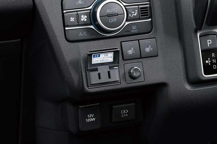 Khối động cơ này sản sinh công suất 63 mã lực và mô-men xoắn 126 Nm, giúp xe vận hành êm ái và mượt mà. Bộ pin lithium-ion dung lượng 36,6 kWh được bố trí khéo léo dưới sàn xe, không chỉ giúp hạ thấp trọng tâm để tăng độ ổn định khi vào cua mà còn cung cấp tầm hoạt động lên đến 257km cho mỗi lần sạc đầy.