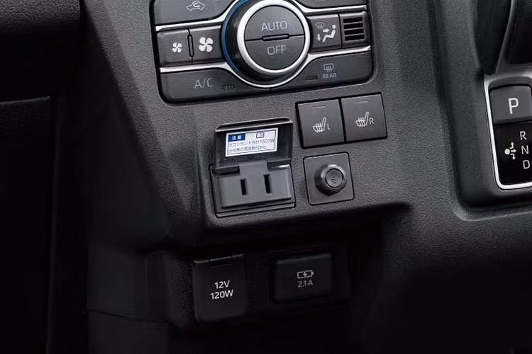 Khối động cơ này sản sinh công suất 63 mã lực và mô-men xoắn 126 Nm, giúp xe vận hành êm ái và mượt mà. Bộ pin lithium-ion dung lượng 36,6 kWh được bố trí khéo léo dưới sàn xe, không chỉ giúp hạ thấp trọng tâm để tăng độ ổn định khi vào cua mà còn cung cấp tầm hoạt động lên đến 257km cho mỗi lần sạc đầy.