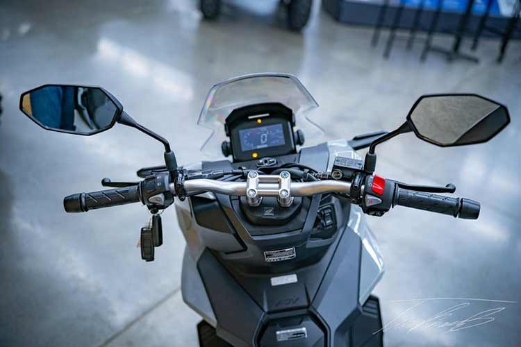 Về mặt vận hành, ADV160 RoadSync vẫn duy trì nền tảng kỹ thuật vốn đã được đánh giá cao. Xe sử dụng động cơ eSP+ dung tích 156,9 cc, xi-lanh đơn, 4 van, làm mát bằng dung dịch, mang lại khả năng tăng tốc mượt mà, mô-men xoắn đến sớm và hiệu suất tiêu thụ nhiên liệu tối ưu.