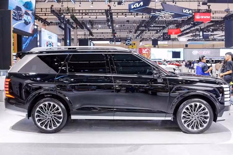 Trong cơ cấu doanh số toàn cầu, Mỹ tiếp tục là thị trường trọng điểm của Palisade. Năm 2025, người tiêu dùng Mỹ đã mua 123.929 xe, chiếm gần 59% tổng lượng Palisade bán ra trên toàn thế giới. Mức tiêu thụ tại Mỹ tăng khoảng 13% so với năm trước, cho thấy Palisade vẫn duy trì được sức cạnh tranh trong phân khúc SUV cỡ lớn.