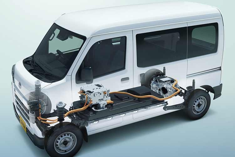 Hãng xe Toyota đặt mục tiêu doanh số khiêm tốn khoảng 50 xe mỗi tháng tại thị trường nội địa, Toyota đang thận trọng từng bước chinh phục nhóm khách hàng doanh nghiệp nhỏ đang có ý định chuyển đổi sang phương tiện xanh.