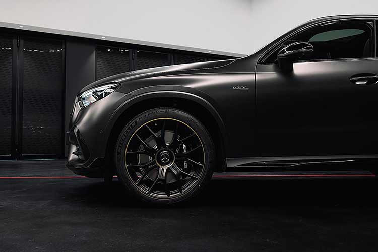 Sức mạnh trên giúp xe tăng tốc 0-100 km/h trong 4,2 giây với tính năng hỗ trợ đề-pa Launch Control đồng thời mang lại âm thanh phấn khích hơn nhiều. Tốc độ tối đa bị giới hạn ở 250 km/h hoặc 270 km/h nếu chọn gói tùy chọn phù hợp.