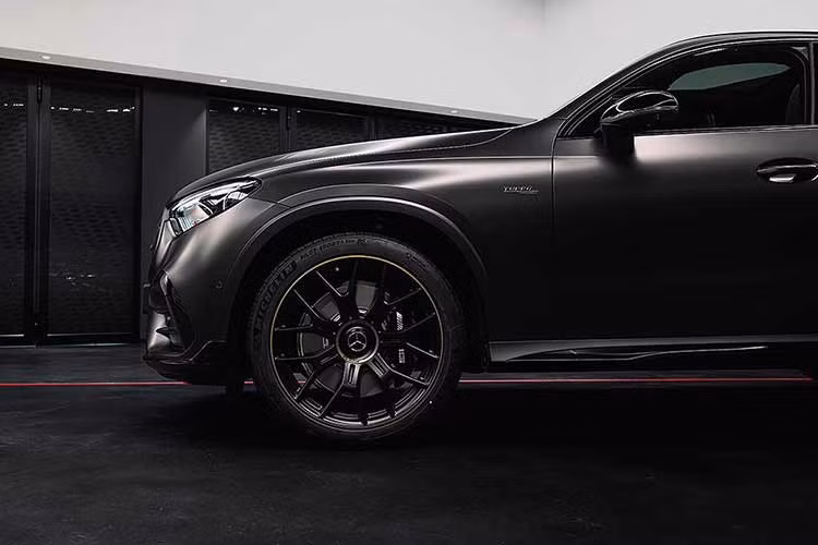 Sức mạnh trên giúp xe tăng tốc 0-100 km/h trong 4,2 giây với tính năng hỗ trợ đề-pa Launch Control đồng thời mang lại âm thanh phấn khích hơn nhiều. Tốc độ tối đa bị giới hạn ở 250 km/h hoặc 270 km/h nếu chọn gói tùy chọn phù hợp.