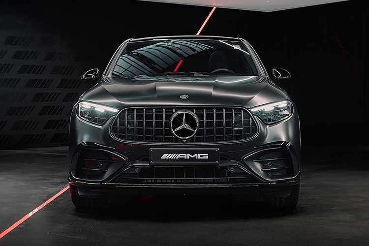 Theo tạp chí Autocar, Mercedes-AMG GLC 63 mới sẽ đạt công suất tối đa hơn 650 mã lực và mô-men xoắn cực đại 800 Nm. Hãng gần đây cũng đã hé lộ hệ truyền động này sẽ được dùng trên mẫu Mythos CLE phiên bản giới hạn.