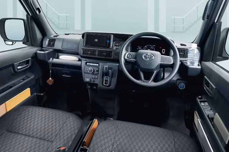 Mẫu xe này là thành quả của sự hợp tác giữa Toyota, Suzuki và Daihatsu thông qua liên doanh CJPT. Trái tim của Pixis Van BEV là hệ thống e-SMART ELECTRIC với mô-đun eAxle đặt phía sau, tích hợp gọn gàng mô-tơ điện, bộ biến tần và hộp giảm tốc.