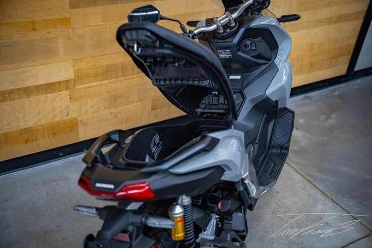 Cấu hình này cho phép mẫu xe tayb ga Honda ADV160 RoadSync 2026 mới vận hành hiệu quả cả trong môi trường đô thị đông đúc lẫn các hành trình đường dài ở tốc độ ổn định.