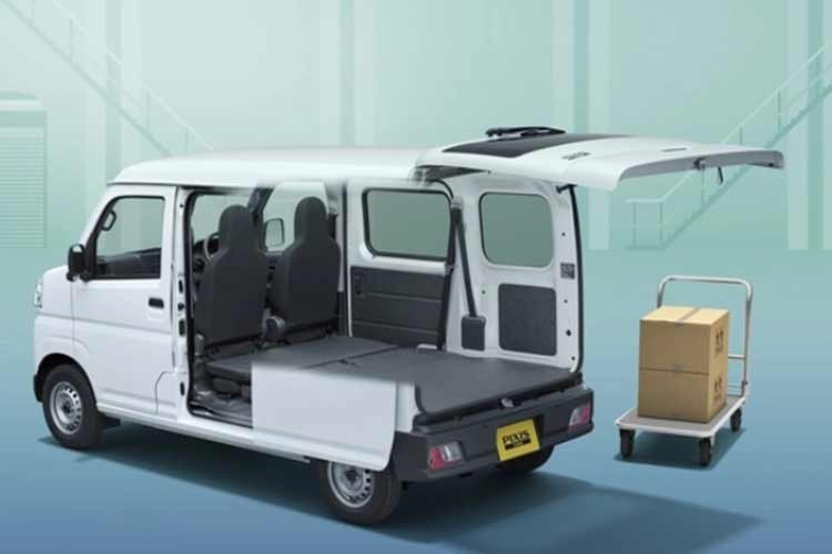 Sự xuất hiện của mẫu xe tải điện cỡ nhỏ này không chỉ giải quyết bài toán kinh tế cho ngành giao vận mà còn góp phần giảm thiểu tiếng ồn và khí thải tại các khu dân cư. Xe sở hữu kích thước nhỏ gọn đặc trưng, cho phép xe luồn lách linh hoạt qua những con phố chật hẹp.