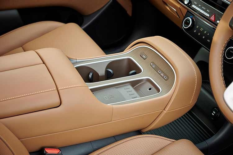 Về mặt kỹ thuật, hệ thống hybrid thế hệ mới của Palisade sử dụng hai mô-tơ điện được tích hợp trực tiếp trong hộp số tự động 6 cấp. Một mô-tơ đảm nhiệm chức năng dẫn động và thu hồi năng lượng khi phanh. Mô-tơ còn lại hỗ trợ khởi động và tăng cường khả năng truyền lực.