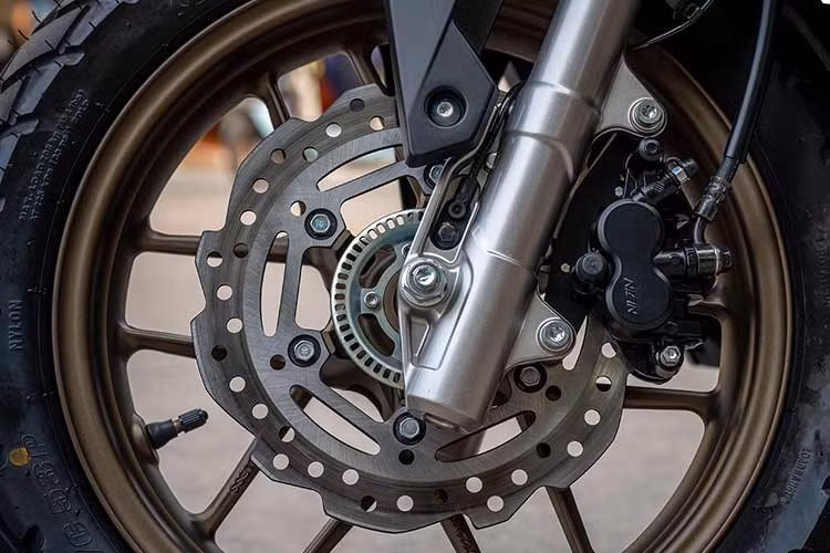 Khung gầm và hệ thống treo tiếp tục thể hiện rõ bản sắc adventure với phuộc trước dạng ống lồng và phuộc sau đôi tích hợp bình dầu rời của Showa. Cấu hình này cho khả năng hấp thụ xung lực tốt khi đi qua gờ giảm tốc, mặt đường xấu hoặc các đoạn đường gồ ghề nhẹ, phù hợp với nhu cầu sử dụng đa mục đích trong đời sống hằng ngày.