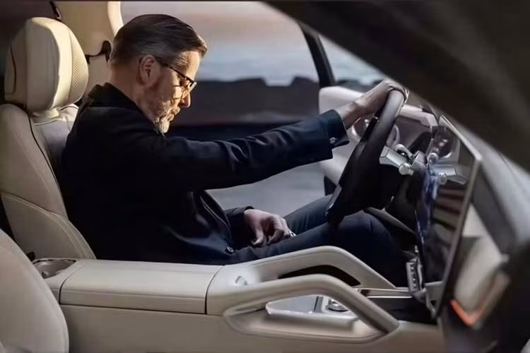 Cấu hình dự kiến gồm động cơ xăng 2.0L tăng áp, 4 xi-lanh, kết hợp ba mô-tơ điện và các tùy chọn pin 55,1 kWh hoặc 70 kWh. Theo Autohome (Trung Quốc), phiên bản cao nhất có thể đạt công suất tối đa lên tới 1.381 mã lực, ngang bằng Zeekr 9X.