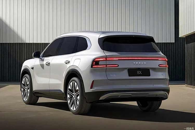 Hiện chưa rõ phiên bản thể thao có được nâng cấp về hệ truyền động hay chỉ là gói ngoại hình, song khả năng thứ hai được đánh giá cao hơn.Về nội thất, các mẫu xe của Zeekr vốn nổi tiếng với vật liệu cao cấp, độ hoàn thiện tốt và trang bị phong phú, và 8X được kỳ vọng sẽ tiếp tục duy trì tiêu chuẩn này.