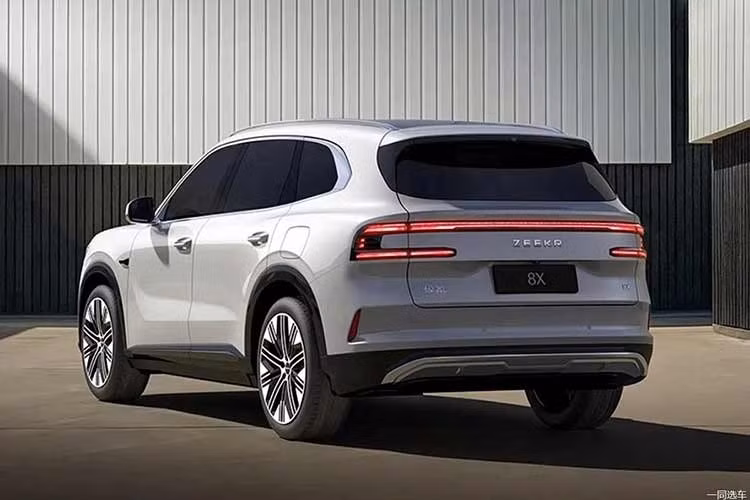 Hiện chưa rõ phiên bản thể thao có được nâng cấp về hệ truyền động hay chỉ là gói ngoại hình, song khả năng thứ hai được đánh giá cao hơn.Về nội thất, các mẫu xe của Zeekr vốn nổi tiếng với vật liệu cao cấp, độ hoàn thiện tốt và trang bị phong phú, và 8X được kỳ vọng sẽ tiếp tục duy trì tiêu chuẩn này.