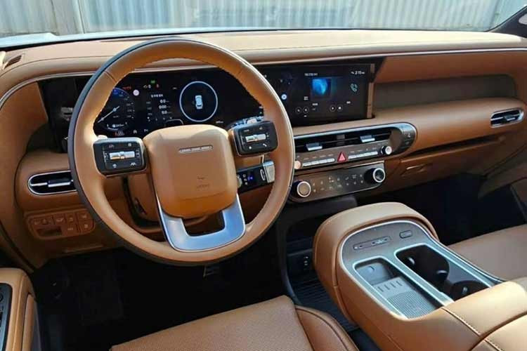 Ở thế hệ mới, Palisade sở hữu kích thước thân xe lớn hơn và thiết kế cứng cáp hơn, qua đó mang lại không gian nội thất rộng rãi đáng kể. Bên cạnh đó, chất lượng hoàn thiện khoang cabin và các trang bị công nghệ cũng được nâng cấp rõ rệt. Khả năng vận hành off-road được cải thiện nhờ phiên bản XRT Pro với hệ dẫn động bốn bánh toàn thời gian.