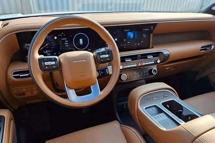 Ở thế hệ mới, Palisade sở hữu kích thước thân xe lớn hơn và thiết kế cứng cáp hơn, qua đó mang lại không gian nội thất rộng rãi đáng kể. Bên cạnh đó, chất lượng hoàn thiện khoang cabin và các trang bị công nghệ cũng được nâng cấp rõ rệt. Khả năng vận hành off-road được cải thiện nhờ phiên bản XRT Pro với hệ dẫn động bốn bánh toàn thời gian.