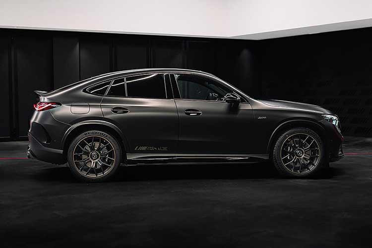 Mercedes-AMG GLC 53 2026 đã trở thành phiên bản thể thao duy nhất ở thời điểm hiện tại của dòng SUV hạng sang GLC, thay thế cả GLC 43 và GLC 63. Thay vì động cơ 4 xi-lanh bị ép công suất cao, GLC 53 mới sử dụng máy 6 xi-lanh thẳng hàng, tăng áp, dung tích 3.0L kết hợp với công nghệ mild hybrid.