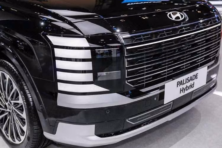 Tại Hàn Quốc, Palisade là một trong những mẫu SUV gia đình được ưa chuộng nhất. Doanh số năm 2025 tại thị trường này đạt 59.506 xe, đứng thứ hai toàn cầu chỉ sau Mỹ. Đáng chú ý, phiên bản hybrid chiếm tới 64% doanh số, tương đương 38.112 xe, cho thấy sự thay đổi rõ rệt trong lựa chọn của người tiêu dùng.