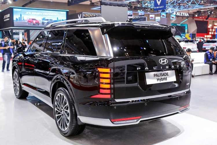 Dù Hyundai không công bố chi tiết tỷ lệ giữa các phiên bản, hãng xác nhận đã bán gần 10.000 xe Palisade hybrid chỉ trong vòng bốn tháng cuối năm. Theo Hyundai, nhu cầu tăng cao đối với phiên bản hybrid đến từ xu hướng ưu tiên xe tiết kiệm nhiên liệu, đặc biệt sau khi chính sách ưu đãi thuế dành cho xe điện thuần tại Mỹ bị chấm dứt.