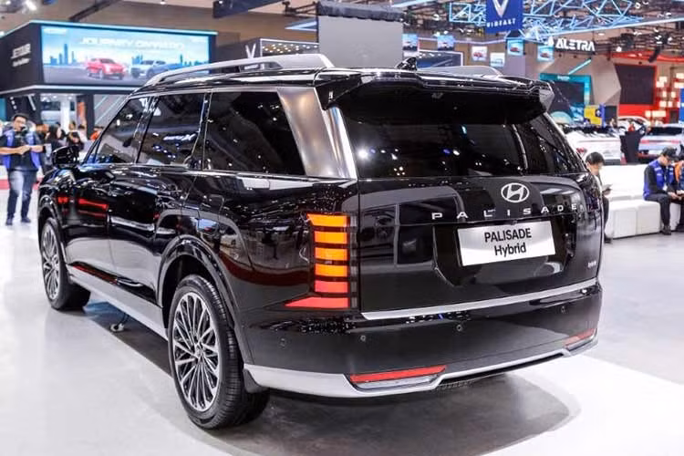 Dù Hyundai không công bố chi tiết tỷ lệ giữa các phiên bản, hãng xác nhận đã bán gần 10.000 xe Palisade hybrid chỉ trong vòng bốn tháng cuối năm. Theo Hyundai, nhu cầu tăng cao đối với phiên bản hybrid đến từ xu hướng ưu tiên xe tiết kiệm nhiên liệu, đặc biệt sau khi chính sách ưu đãi thuế dành cho xe điện thuần tại Mỹ bị chấm dứt.