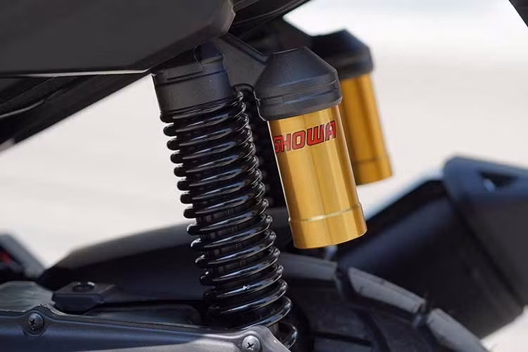 Hệ thống an toàn được tăng cường với phanh ABS trên bánh trước kết hợp cùng hệ thống kiểm soát lực kéo, giúp hạn chế hiện tượng trượt bánh khi tăng ga trên bề mặt đường trơn trượt hoặc không bằng phẳng, từ đó nâng cao sự tự tin cho người điều khiển trong nhiều điều kiện thời tiết và mặt đường khác nhau.